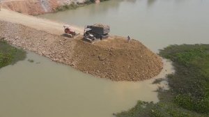 Строительство, новый проект,  маленький бульдозер, дорога через озеро