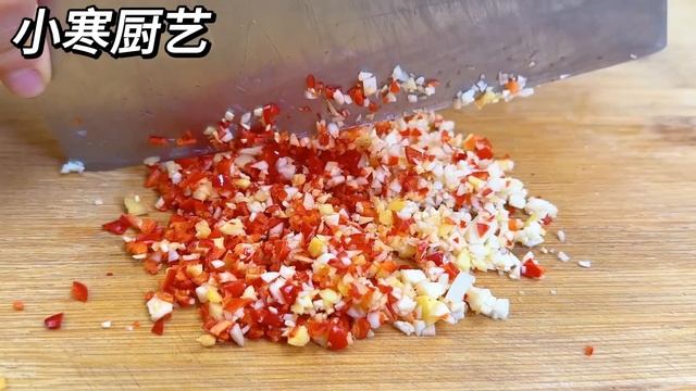 把雞蛋液淋入黃瓜裡面，不炒不涼拌，香辣開胃，簡直太下飯了，【民寒食藝】，#黃瓜料理，#黃瓜食譜，#黃瓜雞蛋羹，#雞蛋料理，#雞蛋食譜，#美食，#food，#雞腿肉料理，#雞腿肉食譜，#黃瓜雞腿肉雞蛋