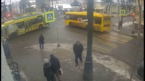 (Рыбинск-40) ВОДИТЕЛЬ АВТОБУСА СОЗДАЛ АВАРИЙНУЮ СИТУАЦИЮ