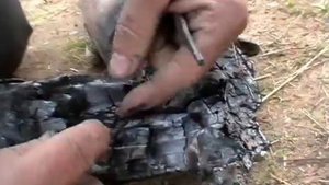 огонь от напильника, кремня и угля