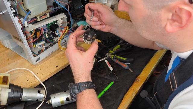 jura ena 5. Ошибка добавьте зерна. Паяем плату. Меняем щетки двигателя кофемолки. смотреть онлайн