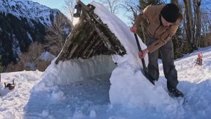 Строим ЗИМНИЙ ДОМ из веток и снега! Главное чтобы не растаял)