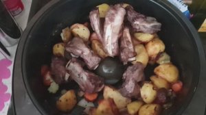 Запеченные свиные ребра с овощами