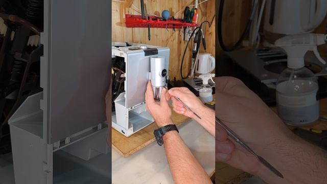 Jura ena 5. Как аккуратно разобрать диспенсер за 1 минуту. Ena5 dispenser disassemble. смотреть онлайн