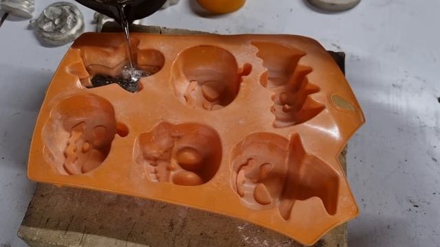 Halloween Metal Casting many Skulls & Pumpkins, casting 25Kg of pewter in silicone molds and ingots смотреть онлайн