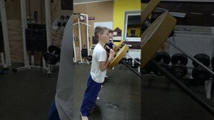 Работа с грифом и блинами для штанги