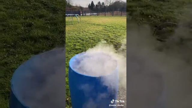 Расплавленный свинец в бочку с шарками смотреть онлайн