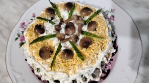 Салат слоёный с маринованными опятами.