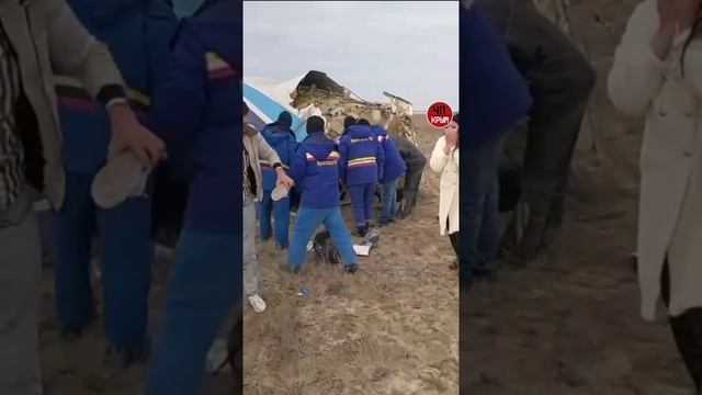 Видео спасения пассажиров упавшего самолета в Казахстане — первые минуты после падения.