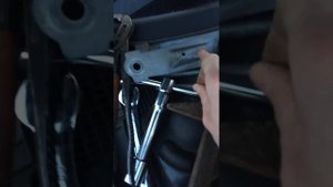 Одна из причин стука скрежета с правой стороны авто