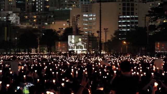 十八萬人合唱 : 自由花 - 2012 香港維園六四燭光悼念晚會現場拍攝 [Full HD]
