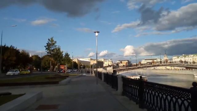 Москва 590 Болотная набережная, Лужков мост, деревья с замками молодожёнов лето день
