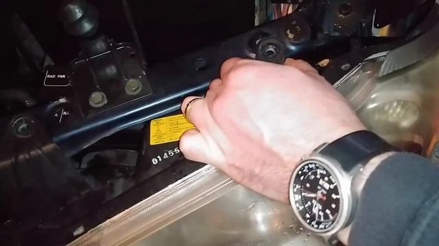 Replacing HID Xenon headlight bulbs on a 2003 Nissan Maxima смотреть онлайн