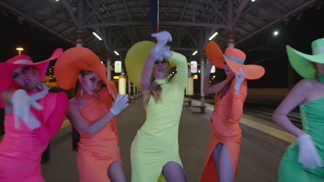 Неоновый арт перформанс Евгении Озмы смотреть онлайн