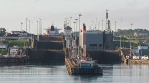 Панамский канал. Открываются ворота в первый шлюз