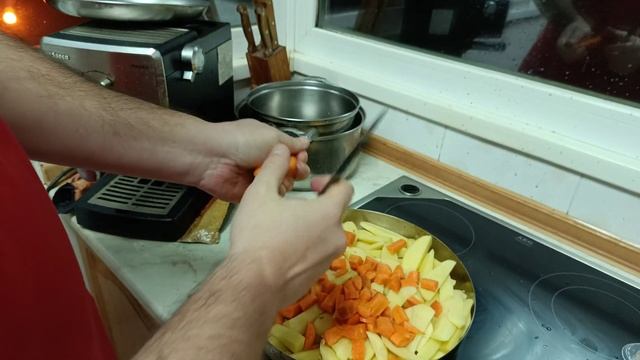 Пилешко месо (бутчета обезкостени) с зеленчуци (картофи и моркови) на фурна