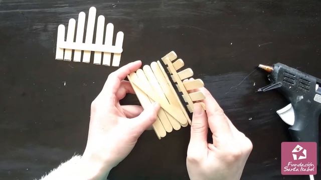 TARDES DE ARTE CON MARI Y JENNY: Servilletero con palitos de paleta | FUNDACIÓN SANTA ISABEL смотреть онлайн