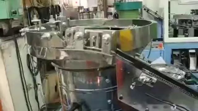 Автомат для сборки шайбы и прокладки с шурупом смотреть онлайн