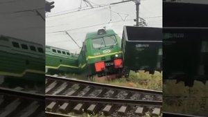 Два грузовых состава столкнулись и сошли с рельсов в Санкт-Петербурге на станции Купчинской. Предва