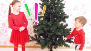Лиза и Миша наряжают елку печеньями и конфетами