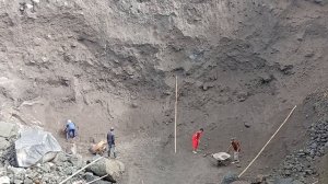 Строительство, шахтёры иногда очень рискуют собирая песок