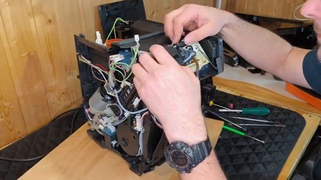 Delonghi Eletta cappuccino Evo. Разборка и ремонт клапана верхнего поршня. смотреть онлайн