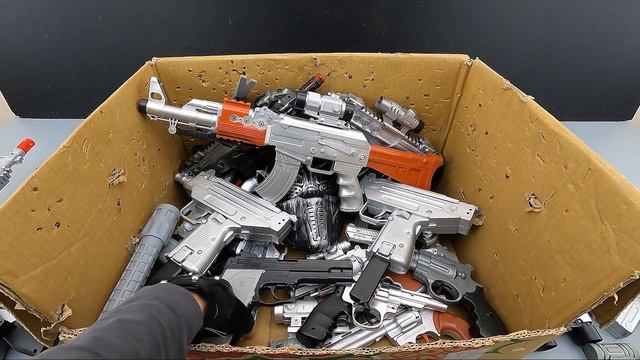 GUNS BOX Toys Military and Police equipment! Silver Gray Dozens of Weapons смотреть онлайн