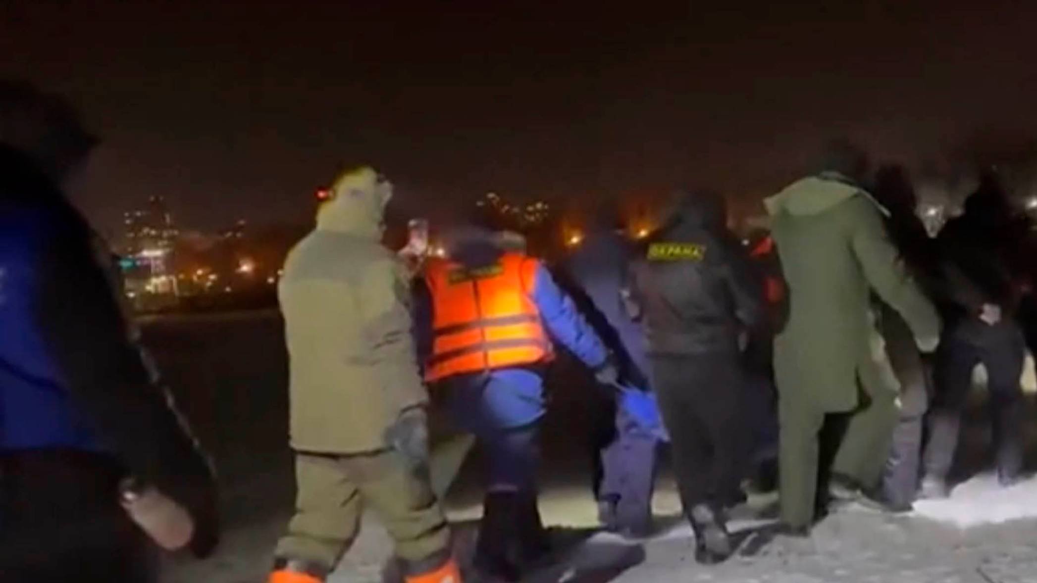 Замерзающего мужчину спасли в Хабаровске. Он вышел погулять по Амуру и заблудился