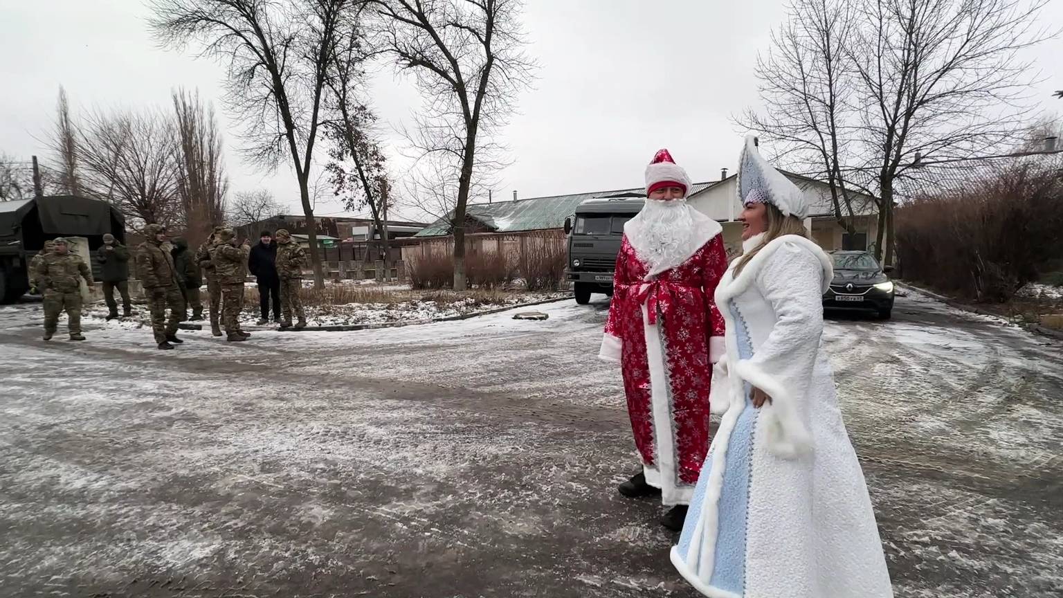 Дед Мороз и Снегурочка привезли подарки югорчанам на СВО