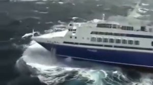 _Спасательный круг_.   Лайнер попал в шторм