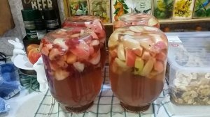 ЯБЛОЧНЫЙ КОМПОТ с мятой и брусникой. БРУСНИКА мочёная, протертая на зиму.