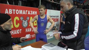 Взвешивание борцов до 65 кг.