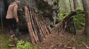 Строим укрытие от дождя под огромным валуном. Готовим вкусный обед на камнях.