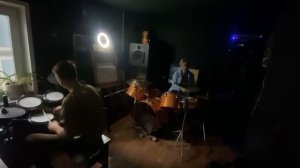 Первые уроки игры на барабанной установке…