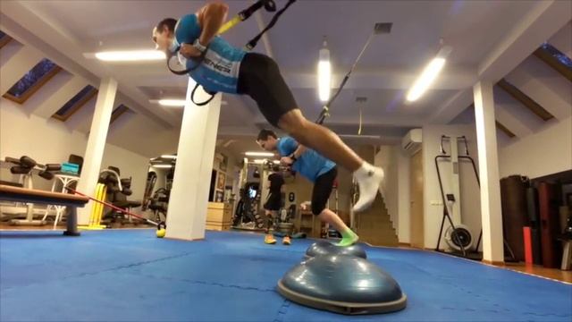Плиометрика. Прыжки на босу с TRX вперед