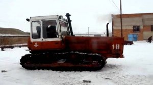 Тракторы Т4 Алтай выезжают после ремонта с Центральной ремонтной мастерской.