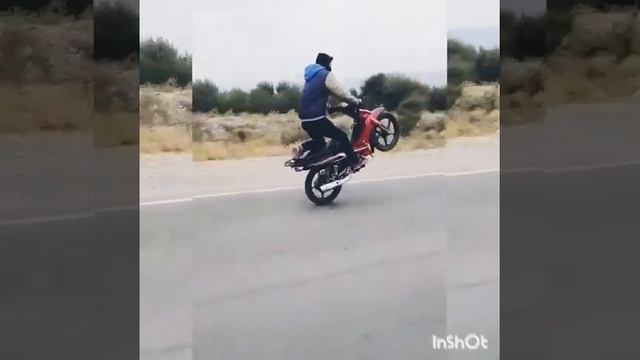 Colgando un Crypton y un Yamaha
