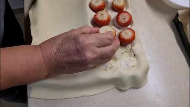Клубничный десерт с шоколадом из яичной коробки!