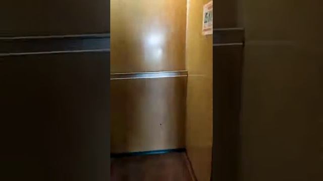 Лифт МЛМ 90-х годов в здании налоговой