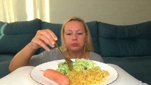 МУКБАНГ ТОМ ЯМ ЛАПША, СОСИСКИ, САЛАТ