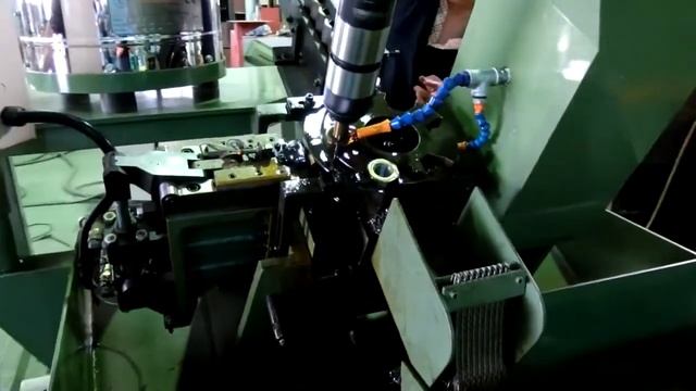 Нарезка резьбы метчиком смотреть онлайн