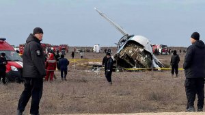 Упавший в Актау самолет мог столкнуться со стаей птиц. На месте крушения работают специалисты