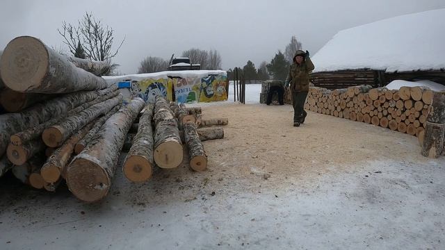 Заготовка дров на зиму.Пилим лесовоз дров.