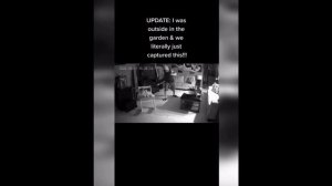 Стул встал на две ножки.