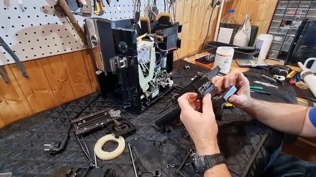 Jura imressa c9. Замена электромагнитного толкателя штока дренажного клапана. смотреть онлайн