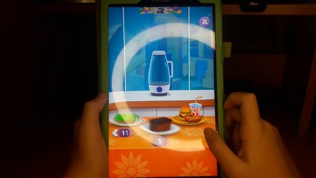Играю в игру Мой Говорящий Том 2. Делаю смузи  Говорящиму коту Тому. Играю с Говорящим котом Томом.
