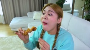 Mukbang Korean Convenience Store Food Giant Fried Chicken and Noodles EATING by HIU 하이유