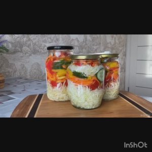 Маринуем капусту с овощами.Салат просто очень вкусный.