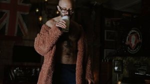 В стиле Гай Ричи презентация коктейлей в любимом баре