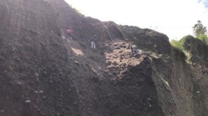 Строительство, нужно быть очень осторожным при сбросе песка с утёсов